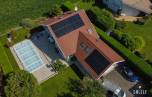 Photographie de la toiture après l'ajout de panneaux photovoltaïques.