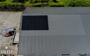 Panneaux photovoltaïques sur toiture en bac acier.